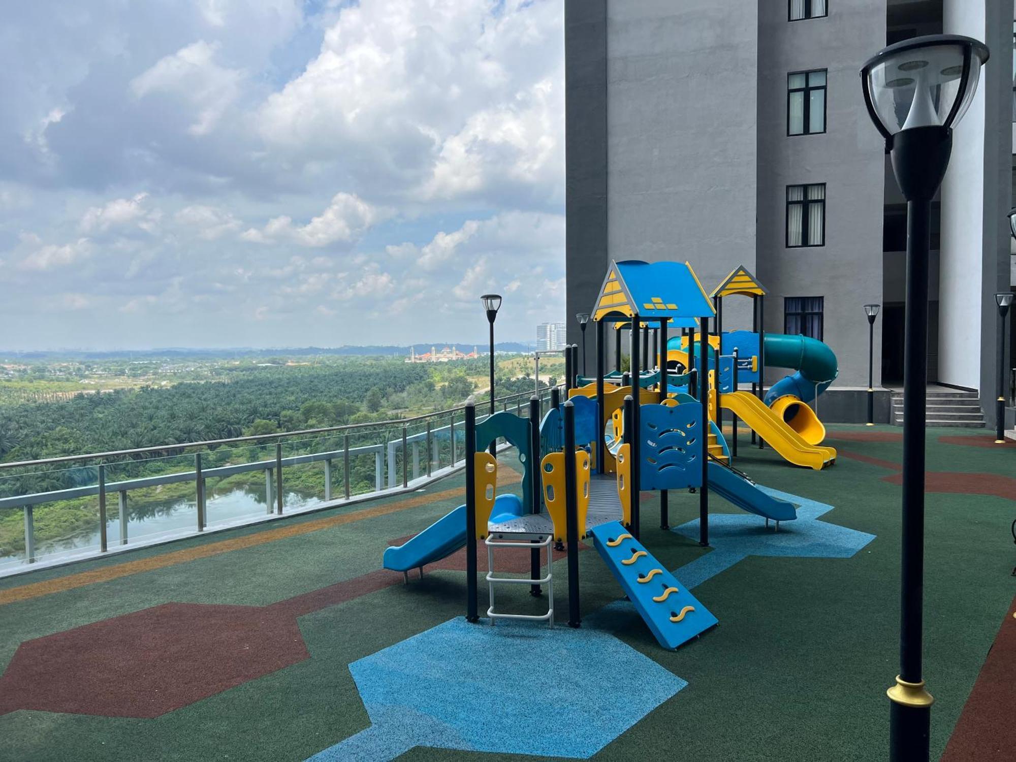 Апартаменти Walk To Legoland, D'Pristine Medini Нусаяя Екстер'єр фото